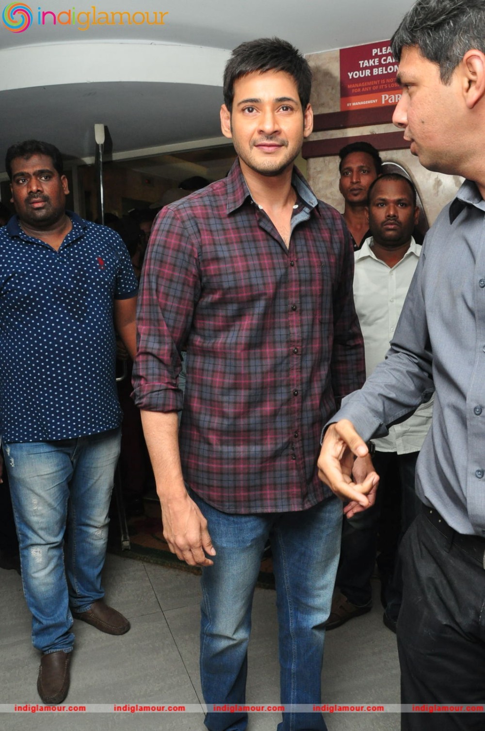Mahesh Babu Felicitates Thumps Up Thunder Challenge Winners at Paradise Event hd photo