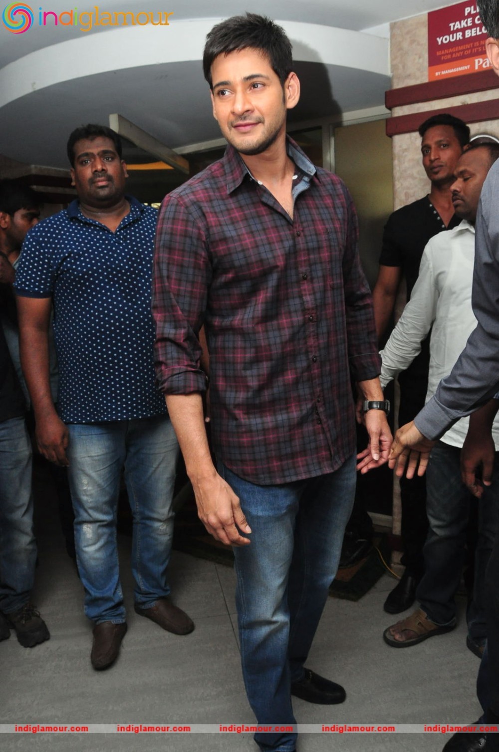 Mahesh Babu Felicitates Thumps Up Thunder Challenge Winners at Paradise Event hd photo