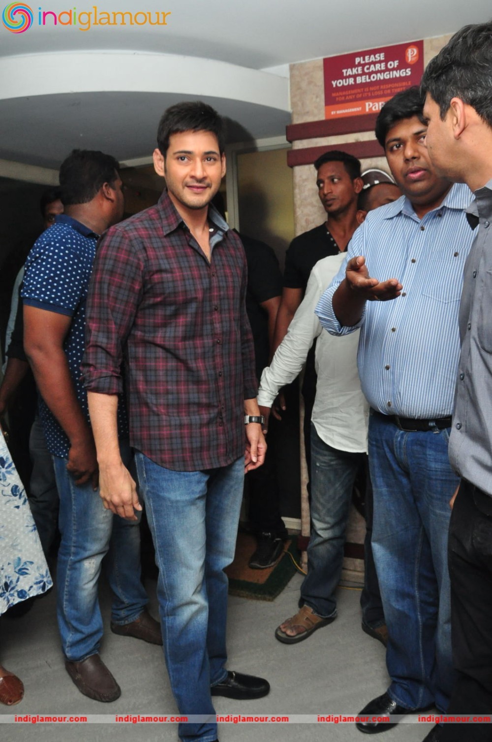 Mahesh Babu Felicitates Thumps Up Thunder Challenge Winners at Paradise Event hd photo