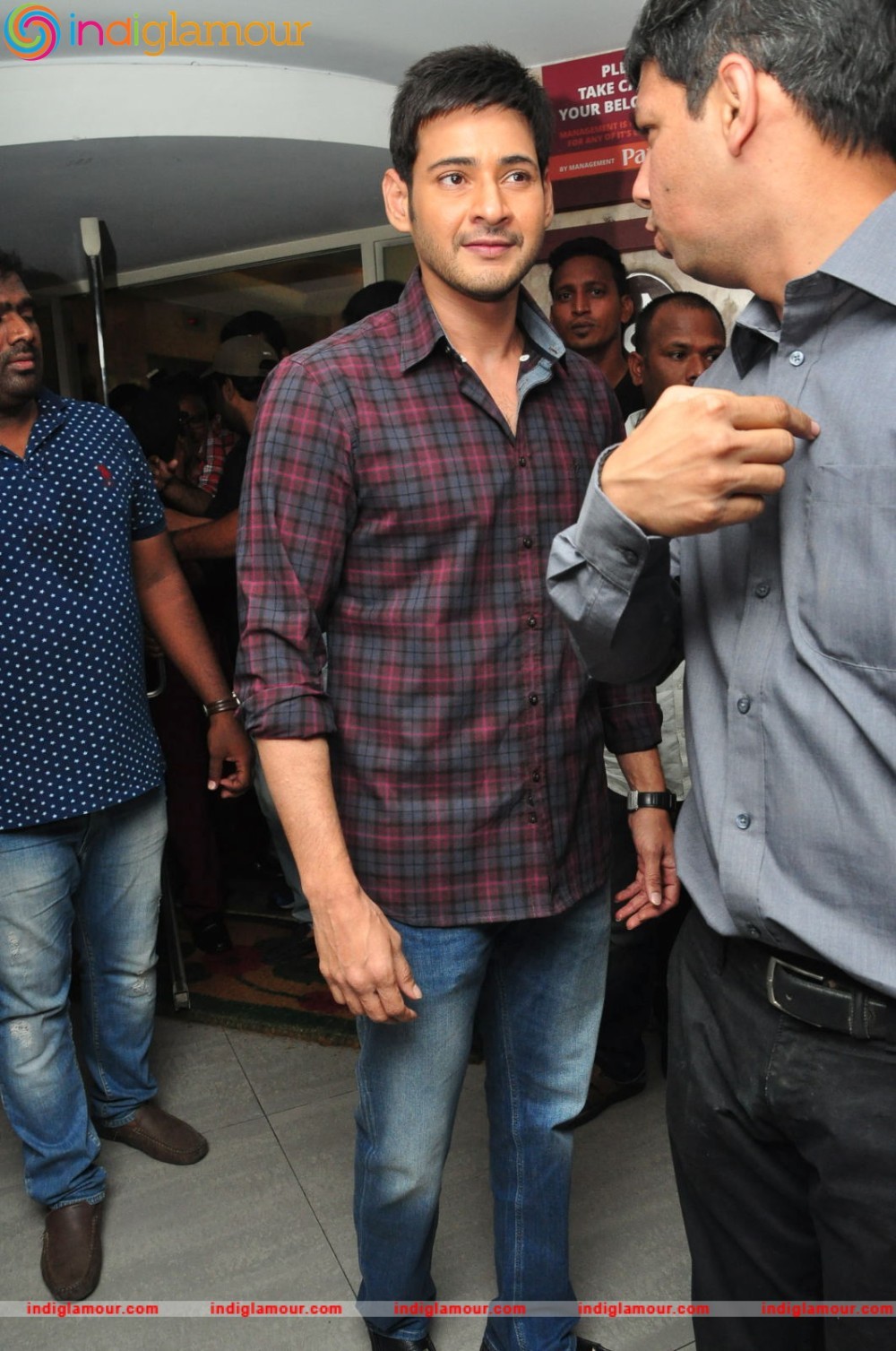 Mahesh Babu Felicitates Thumps Up Thunder Challenge Winners at Paradise Event hd photo