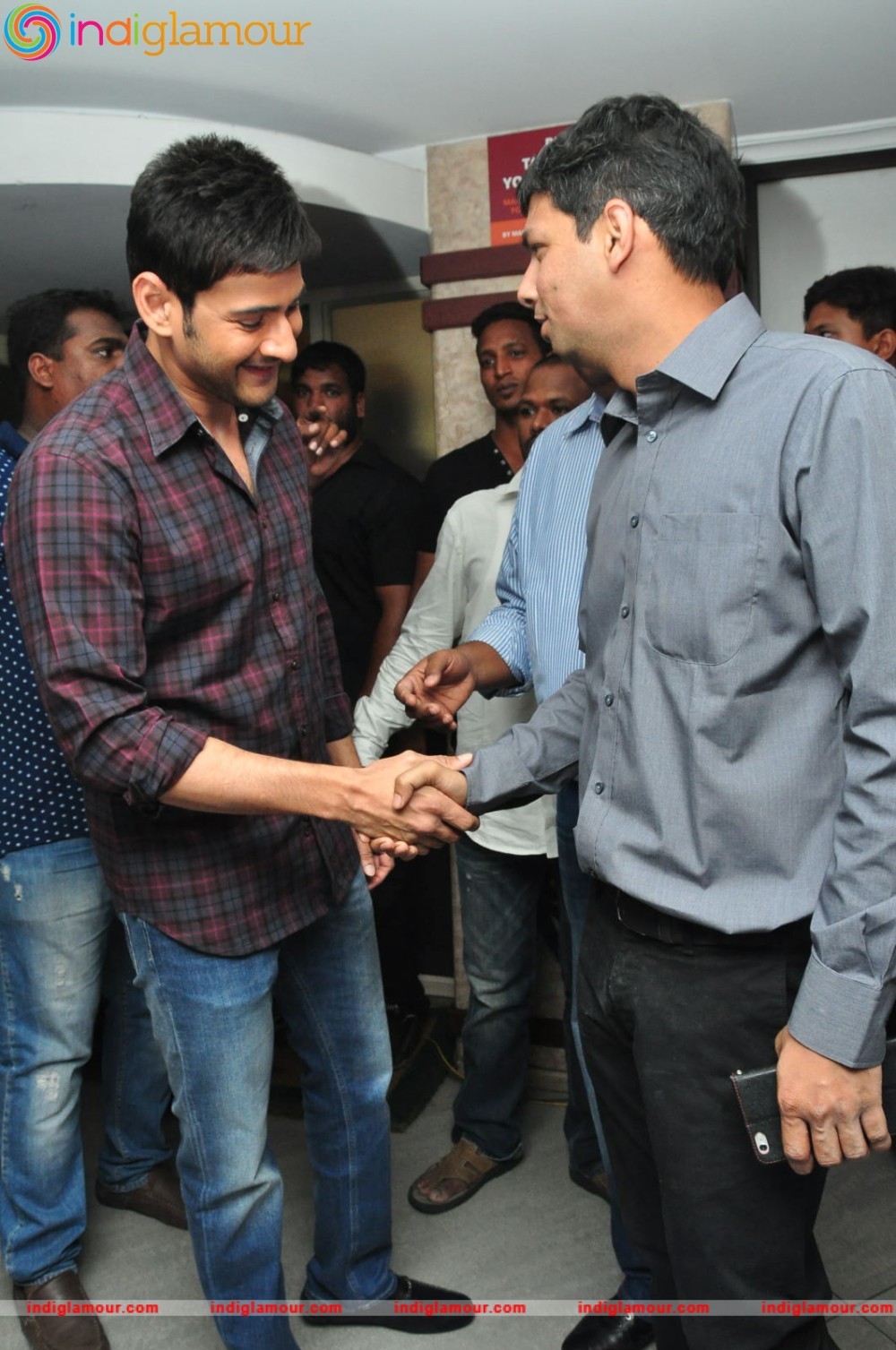 Mahesh Babu Felicitates Thumps Up Thunder Challenge Winners at Paradise Event hd photo