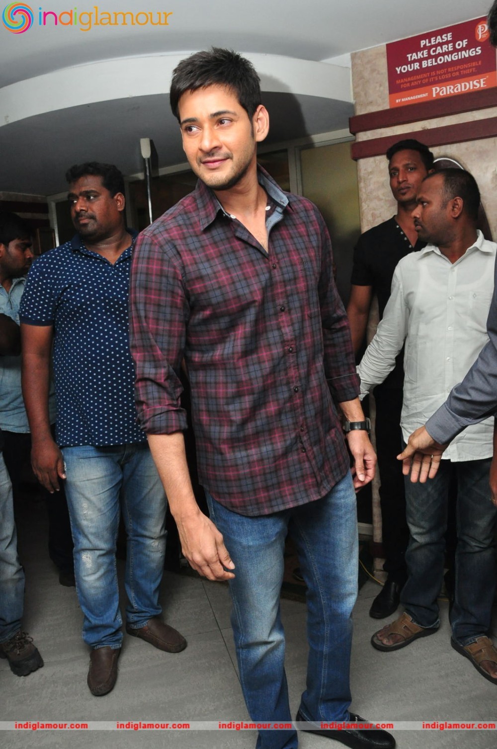 Mahesh Babu Felicitates Thumps Up Thunder Challenge Winners at Paradise Event hd photo