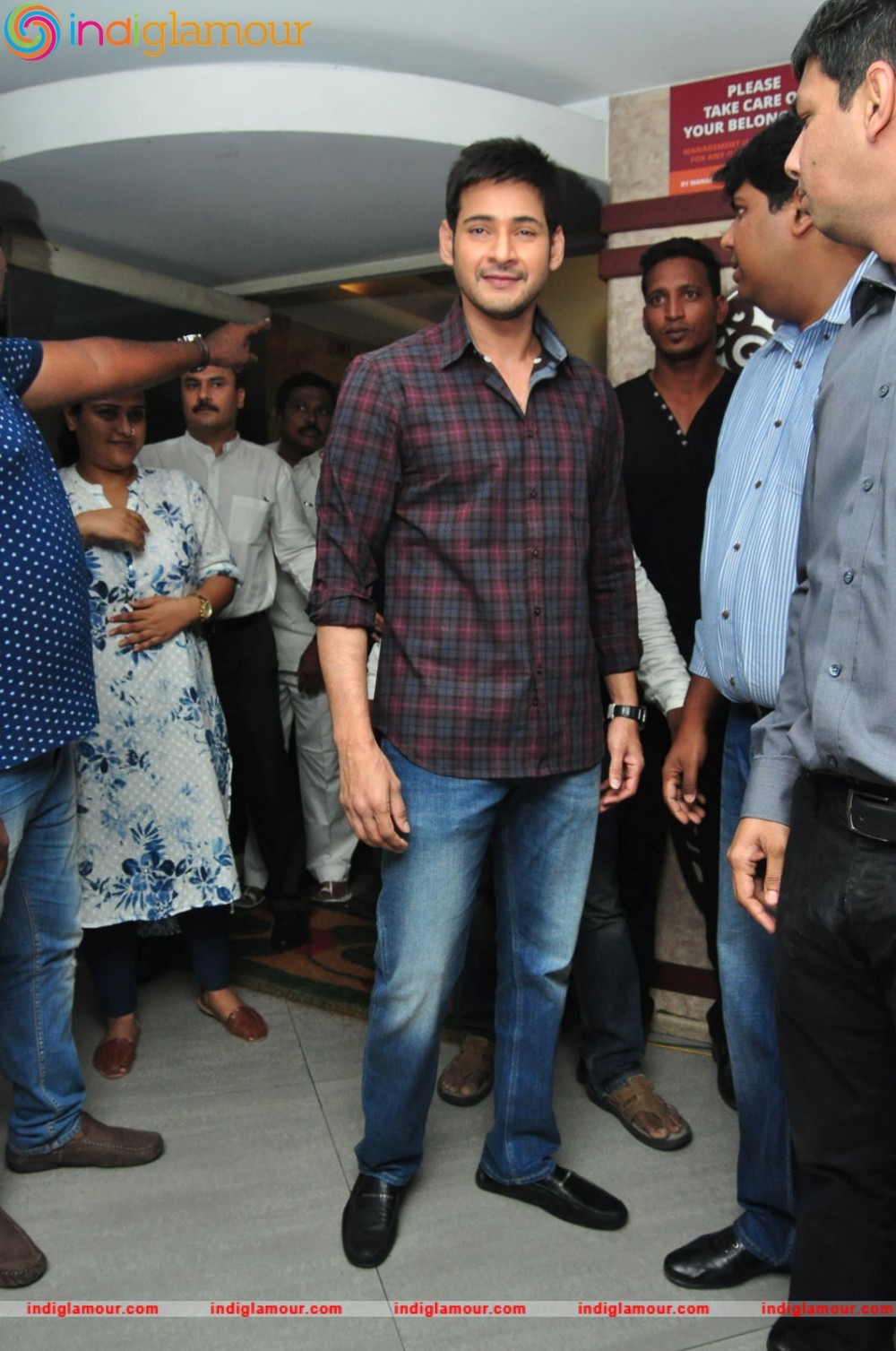 Mahesh Babu Felicitates Thumps Up Thunder Challenge Winners at Paradise Event hd photo