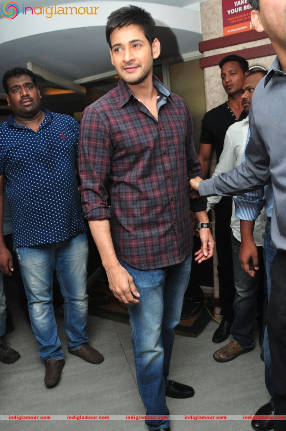 Mahesh Babu Felicitates Thumps Up Thunder Challenge Winners at Paradise Event hd photo