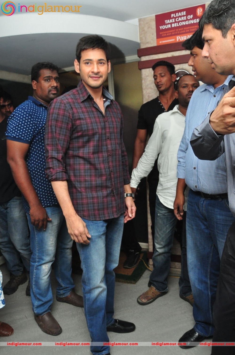 Mahesh Babu Felicitates Thumps Up Thunder Challenge Winners at Paradise Event hd photo