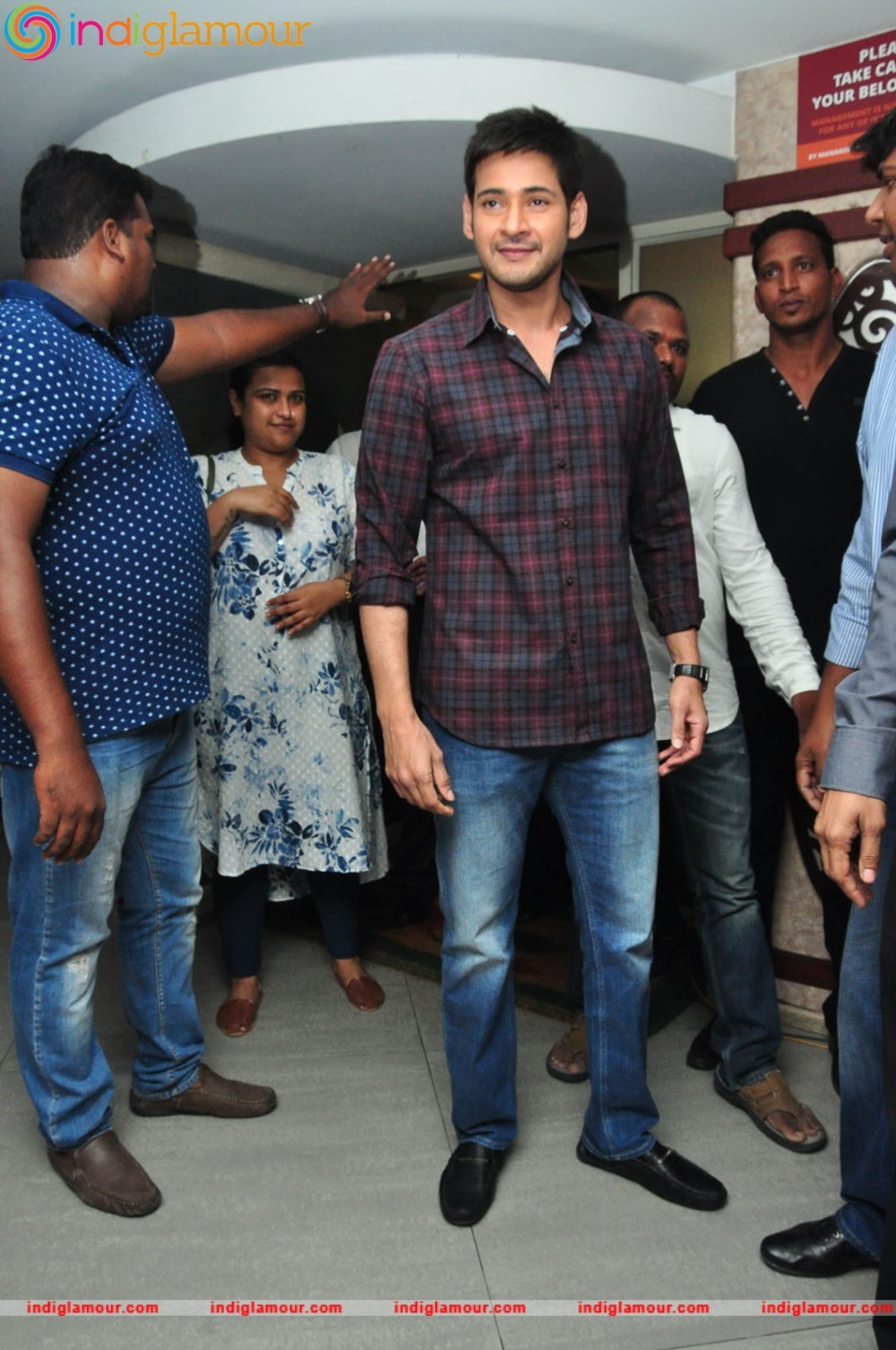 Mahesh Babu Felicitates Thumps Up Thunder Challenge Winners at Paradise Event hd photo