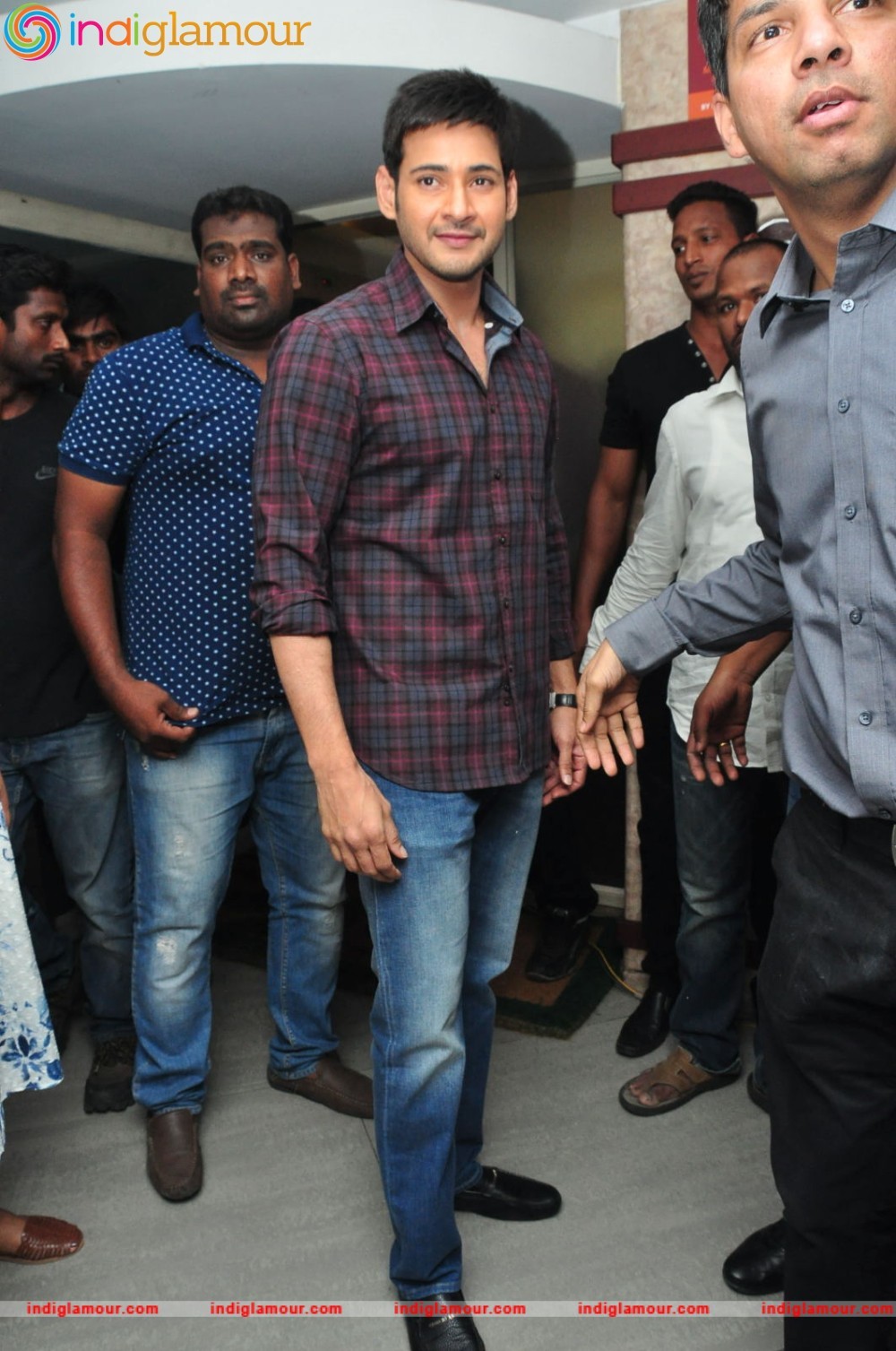 Mahesh Babu Felicitates Thumps Up Thunder Challenge Winners at Paradise Event hd photo