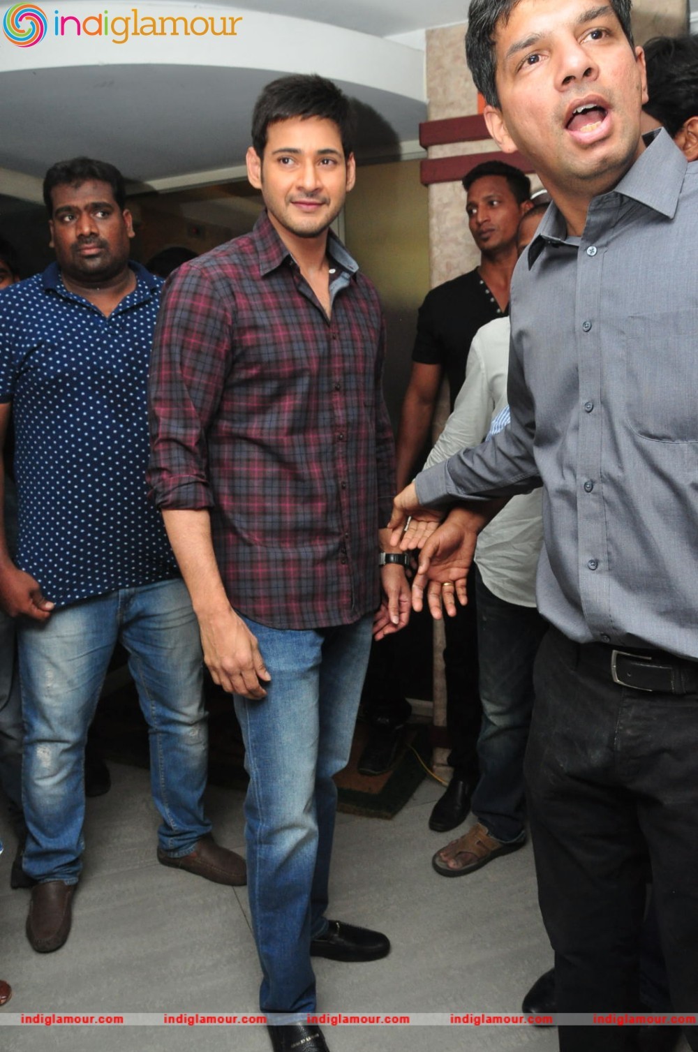 Mahesh Babu Felicitates Thumps Up Thunder Challenge Winners at Paradise Event hd photo