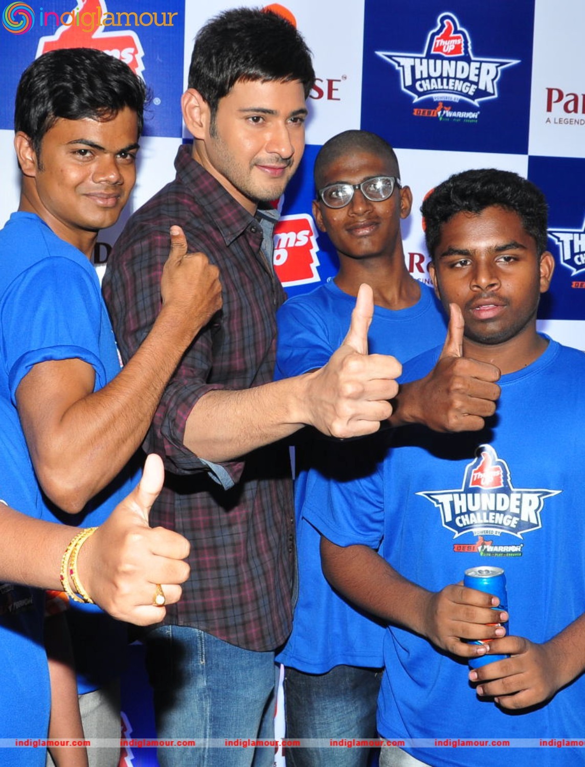 Mahesh Babu Felicitates Thumps Up Thunder Challenge Winners at Paradise Event hd photo