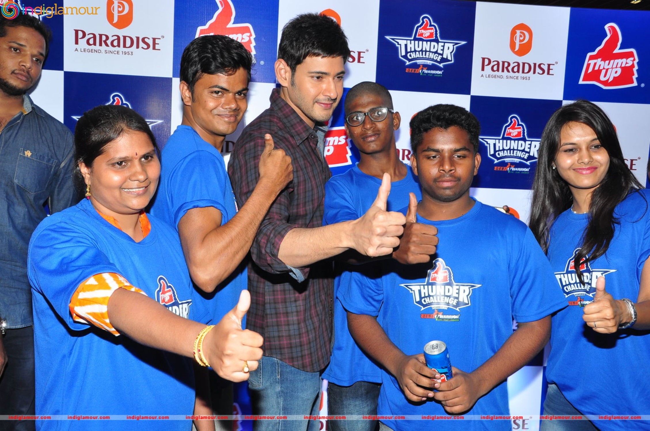 Mahesh Babu Felicitates Thumps Up Thunder Challenge Winners at Paradise Event hd photo