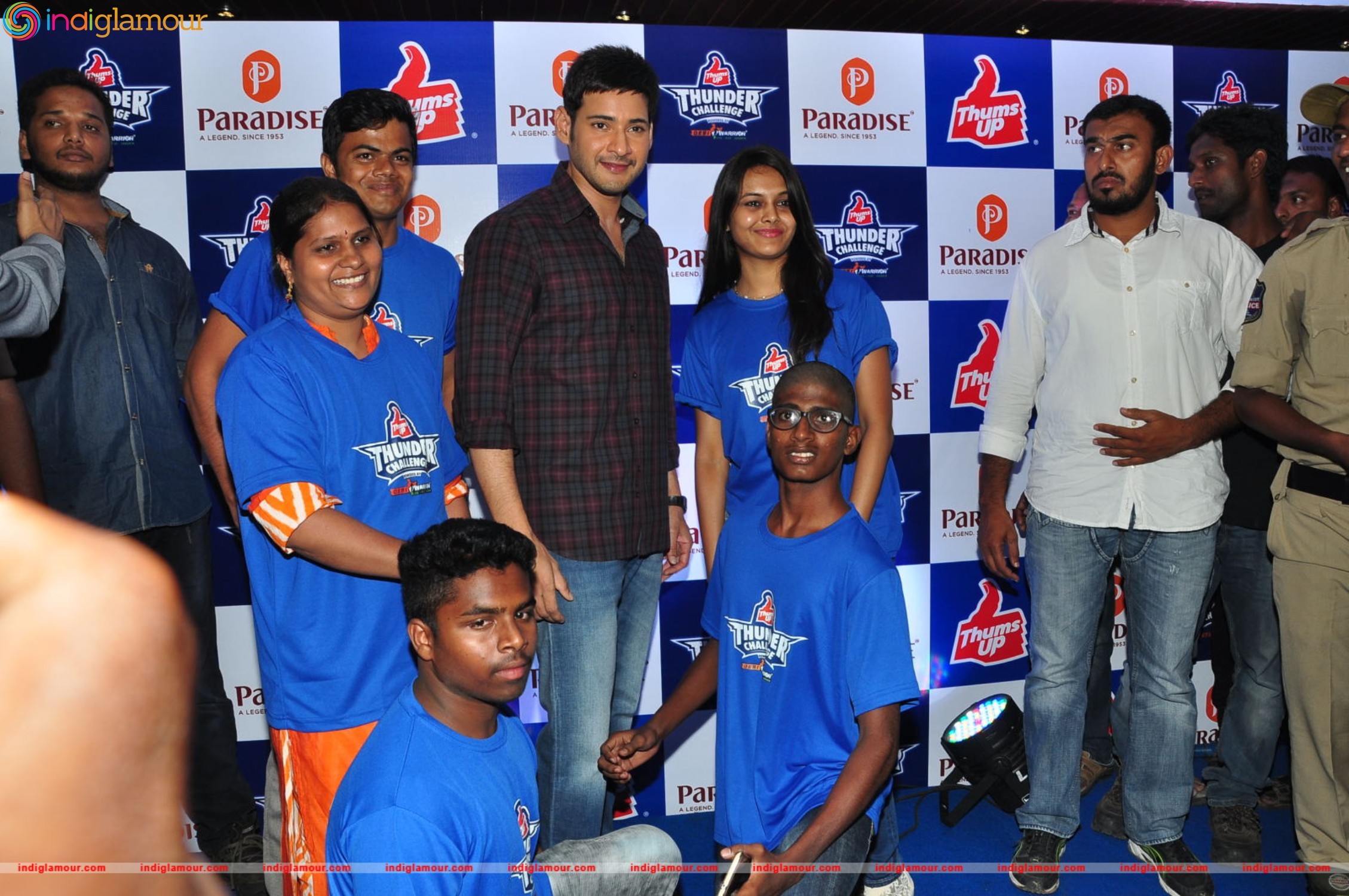 Mahesh Babu Felicitates Thumps Up Thunder Challenge Winners at Paradise Event hd photo