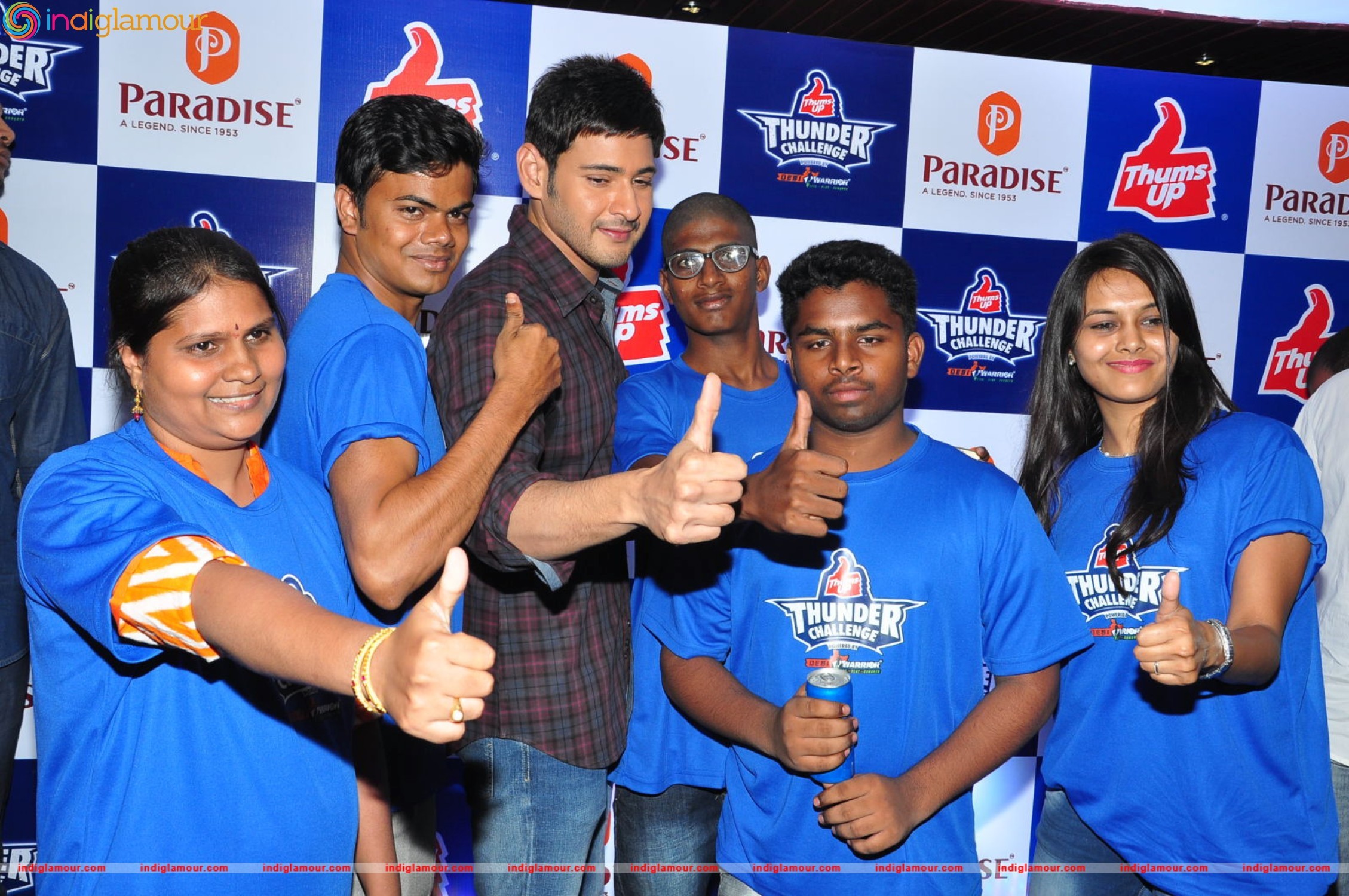 Mahesh Babu Felicitates Thumps Up Thunder Challenge Winners at Paradise Event hd photo