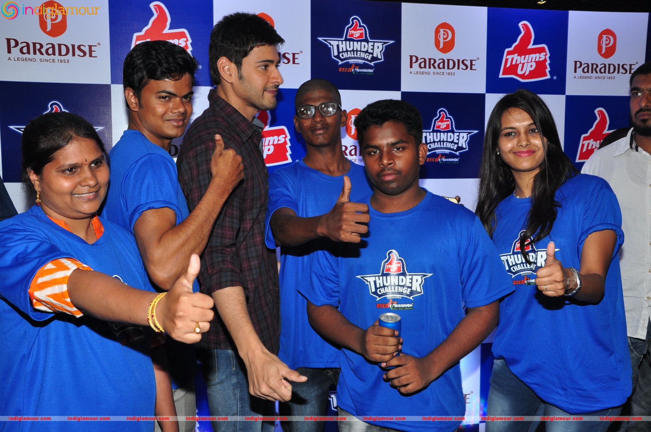 Mahesh Babu Felicitates Thumps Up Thunder Challenge Winners at Paradise Event hd photo
