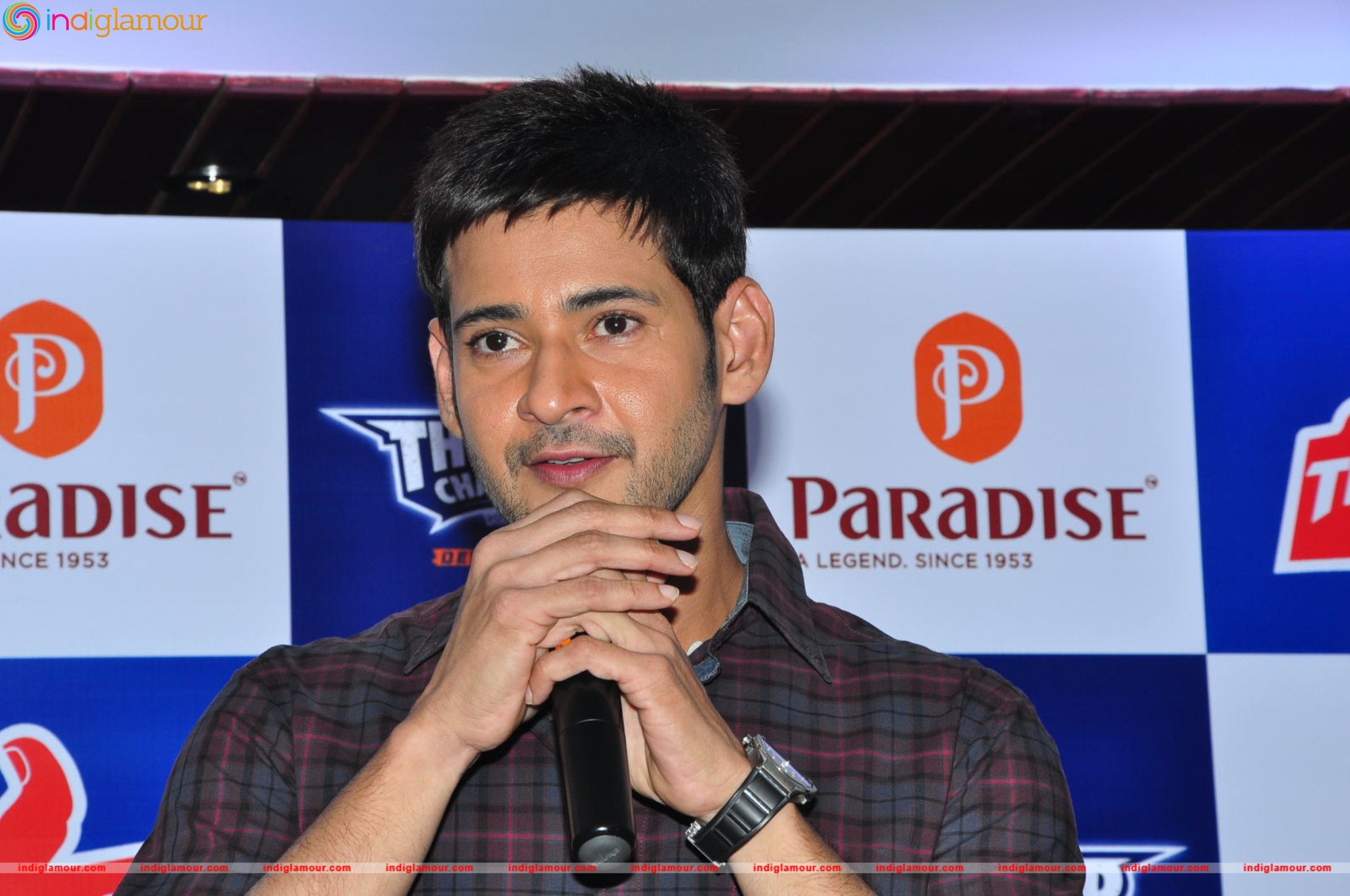 Mahesh Babu Felicitates Thumps Up Thunder Challenge Winners at Paradise Event hd photo