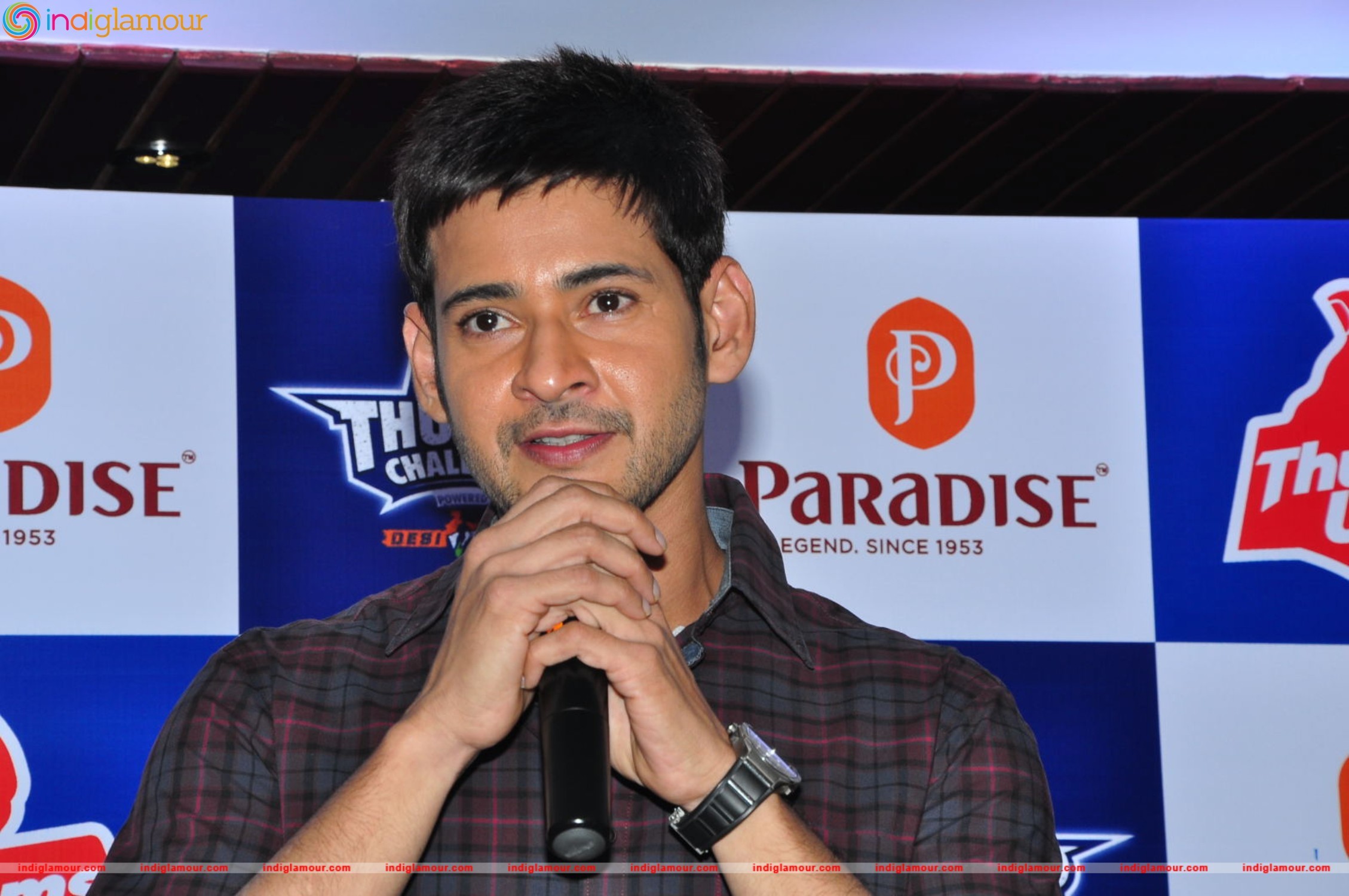 Mahesh Babu Felicitates Thumps Up Thunder Challenge Winners at Paradise Event hd photo