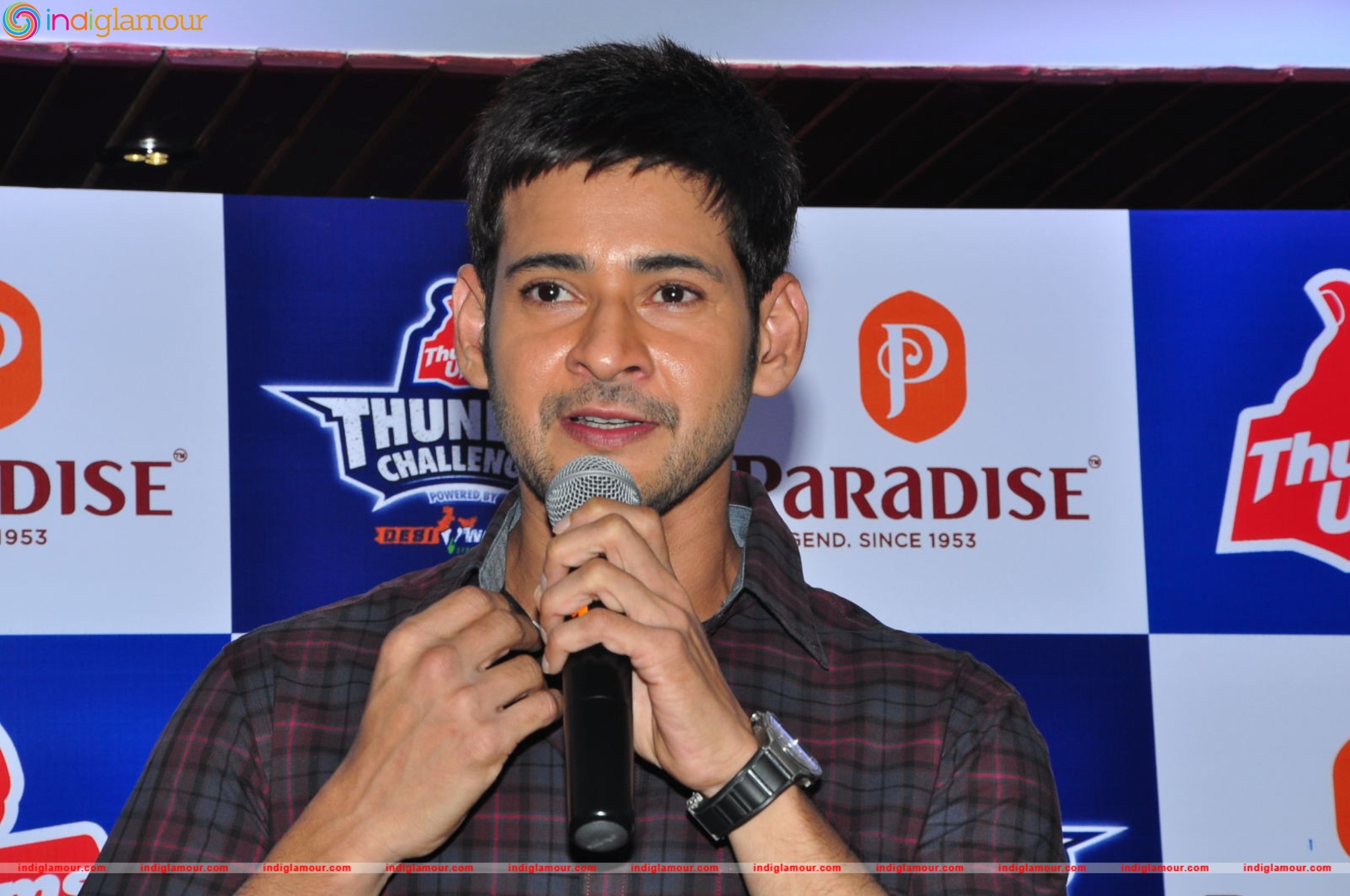 Mahesh Babu Felicitates Thumps Up Thunder Challenge Winners at Paradise Event hd photo