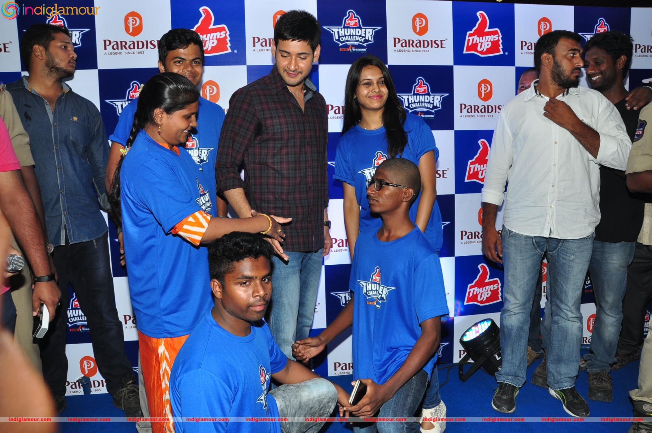 Mahesh Babu Felicitates Thumps Up Thunder Challenge Winners at Paradise Event hd photo