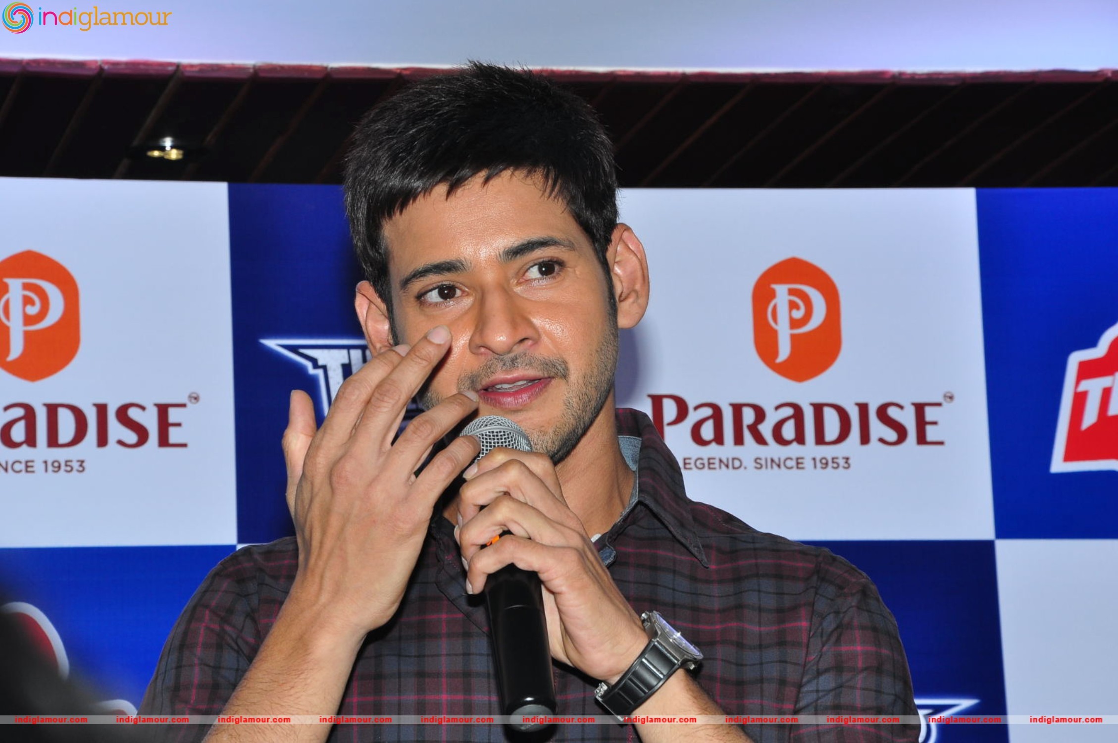 Mahesh Babu Felicitates Thumps Up Thunder Challenge Winners at Paradise Event hd photo