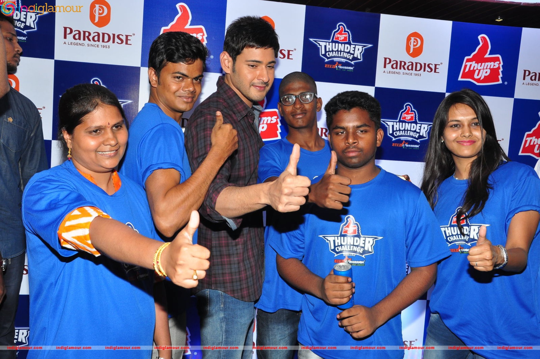 Mahesh Babu Felicitates Thumps Up Thunder Challenge Winners at Paradise Event hd photo