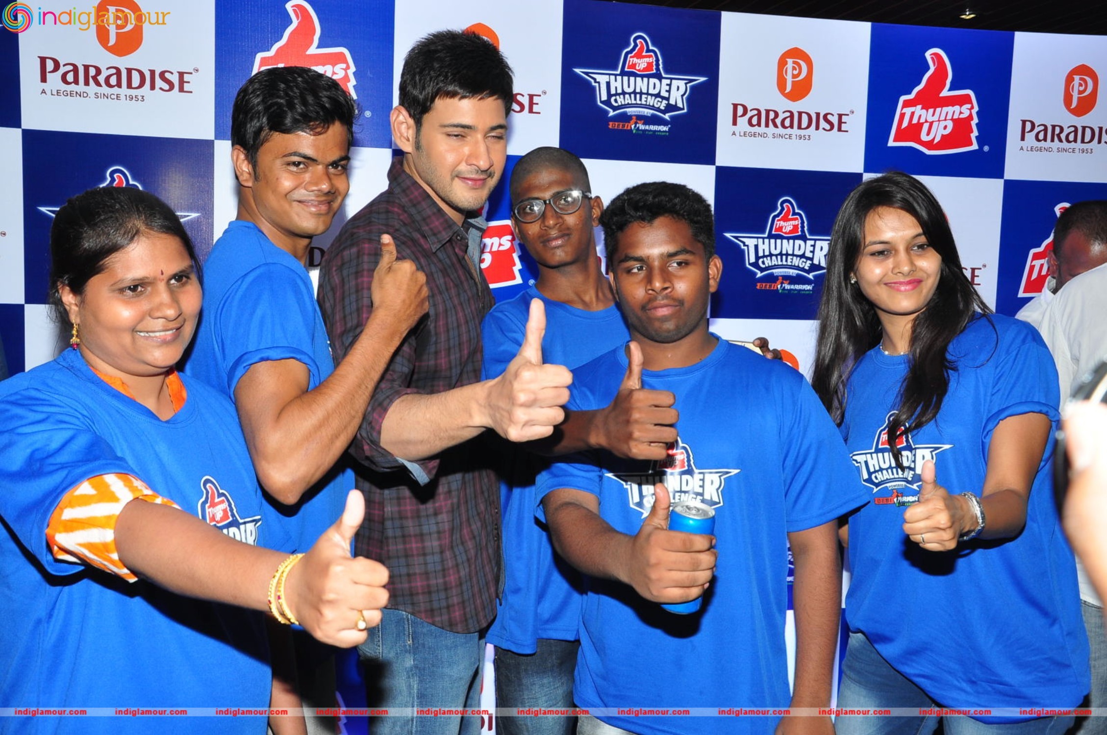 Mahesh Babu Felicitates Thumps Up Thunder Challenge Winners at Paradise Event hd photo