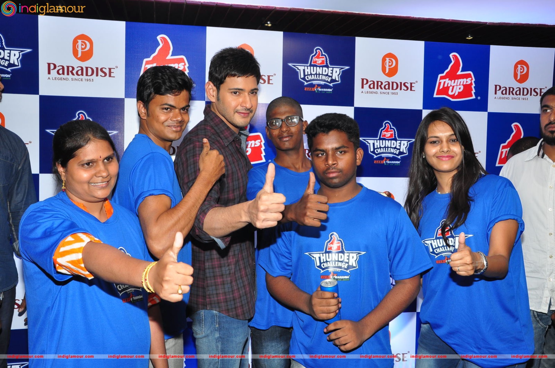 Mahesh Babu Felicitates Thumps Up Thunder Challenge Winners at Paradise Event hd photo