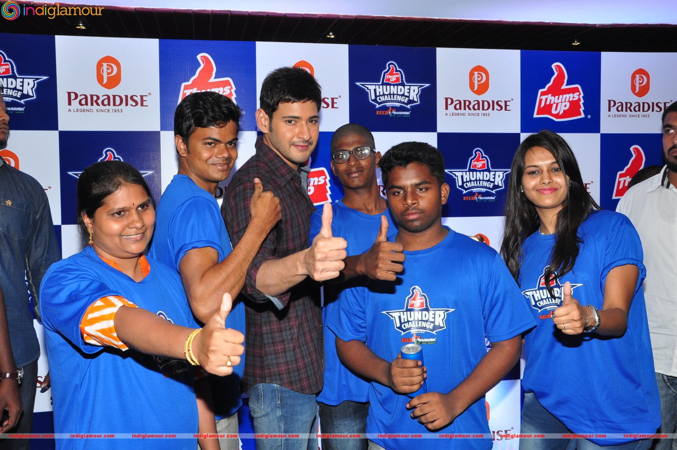 Mahesh Babu Felicitates Thumps Up Thunder Challenge Winners at Paradise Event hd photo