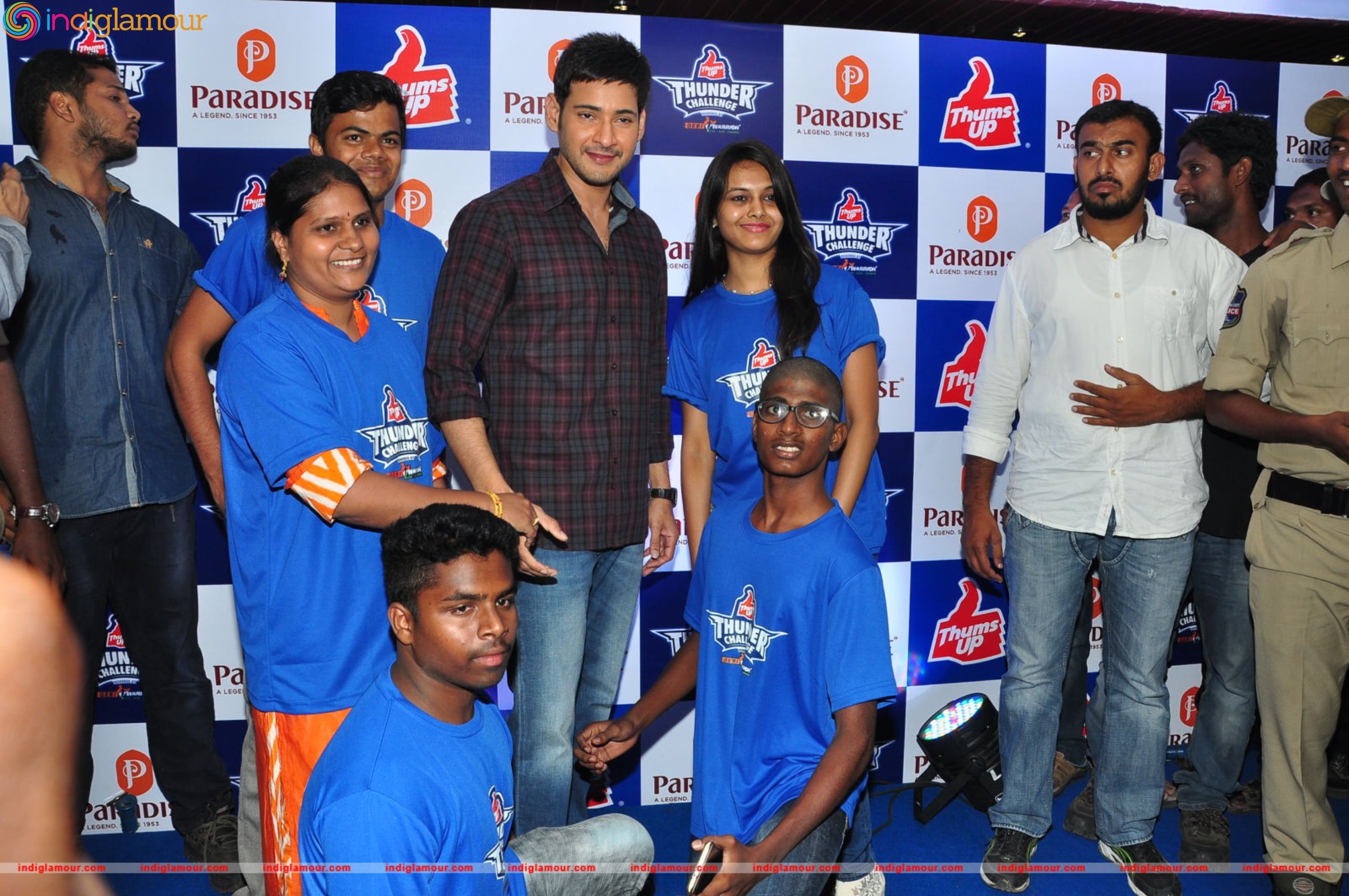 Mahesh Babu Felicitates Thumps Up Thunder Challenge Winners at Paradise Event hd photo