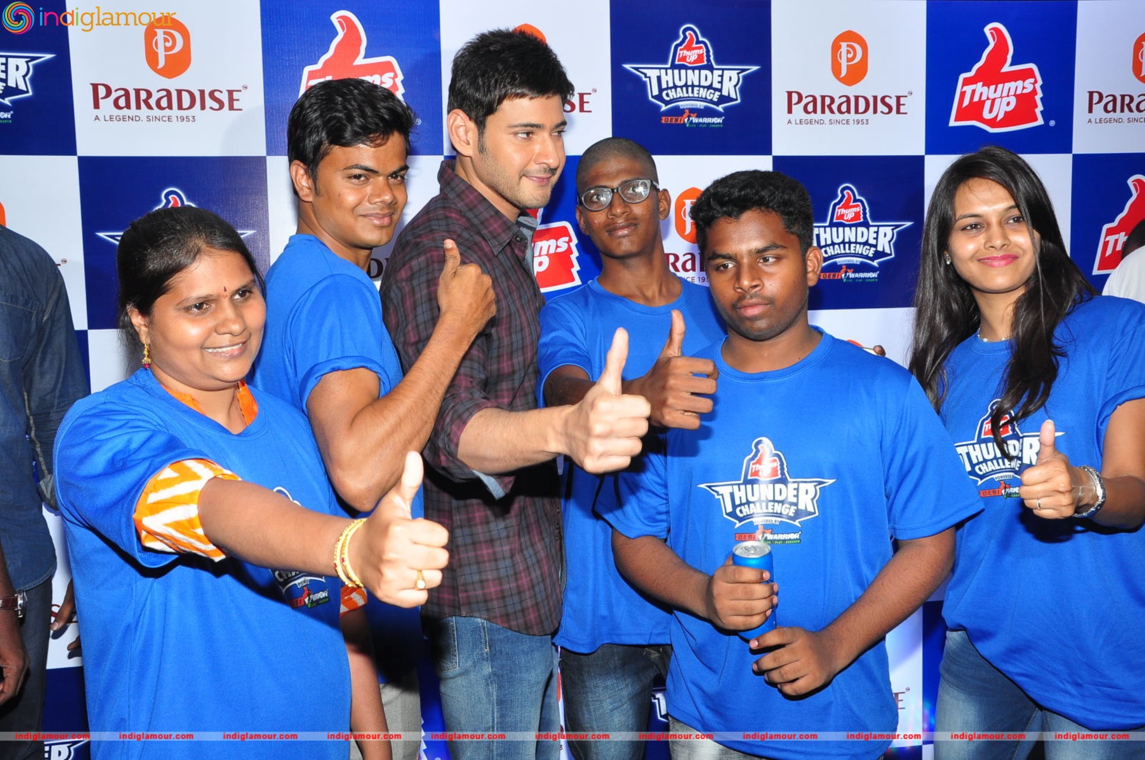Mahesh Babu Felicitates Thumps Up Thunder Challenge Winners at Paradise Event hd photo