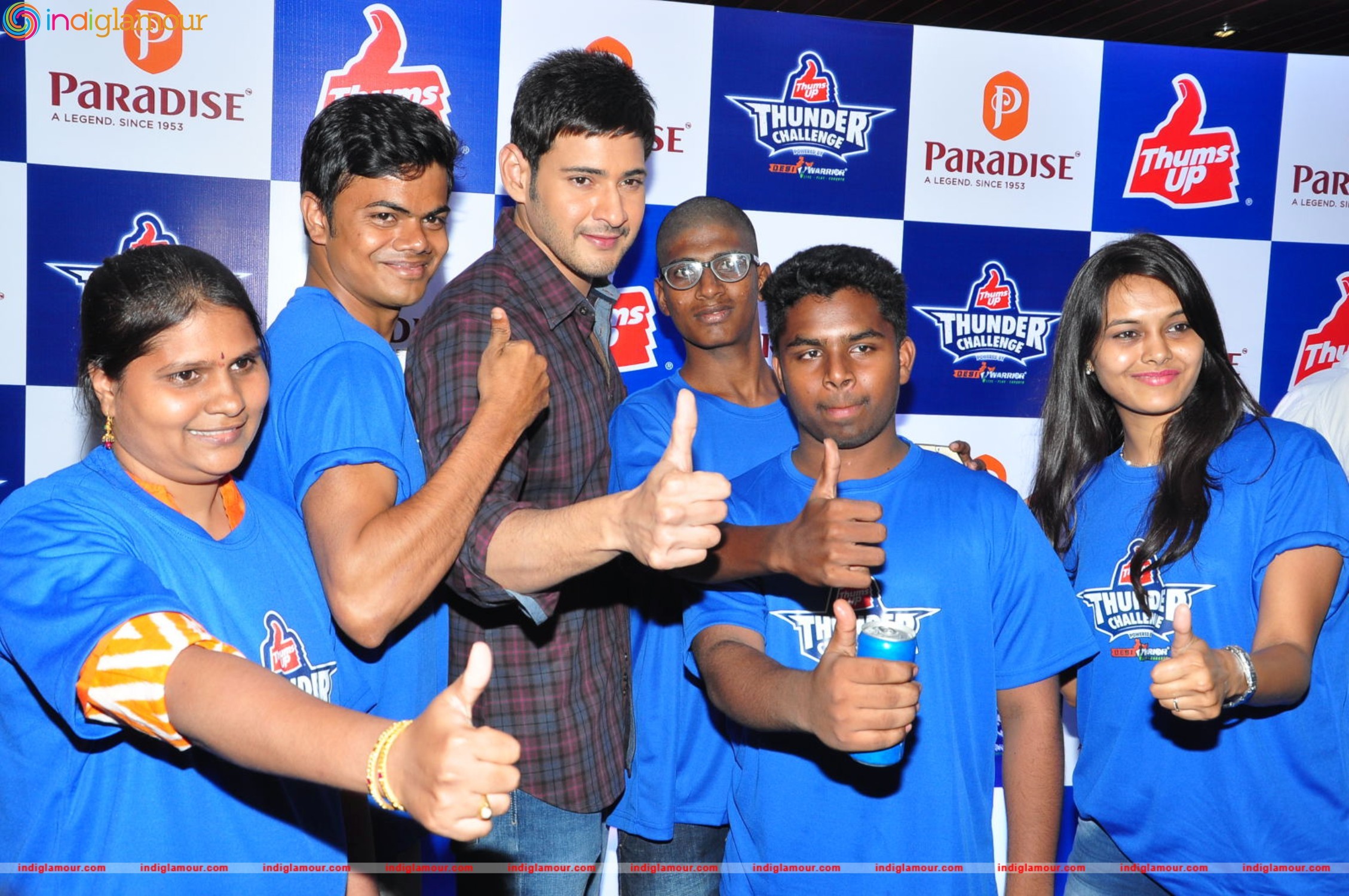 Mahesh Babu Felicitates Thumps Up Thunder Challenge Winners at Paradise Event hd photo