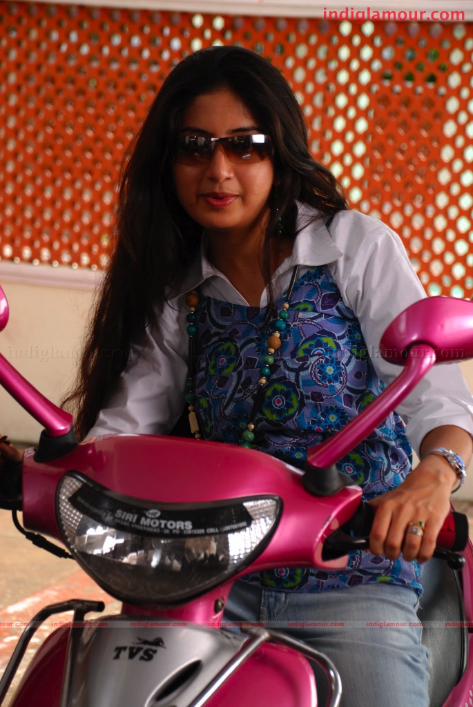 Poonam Kaur Actress hd photo