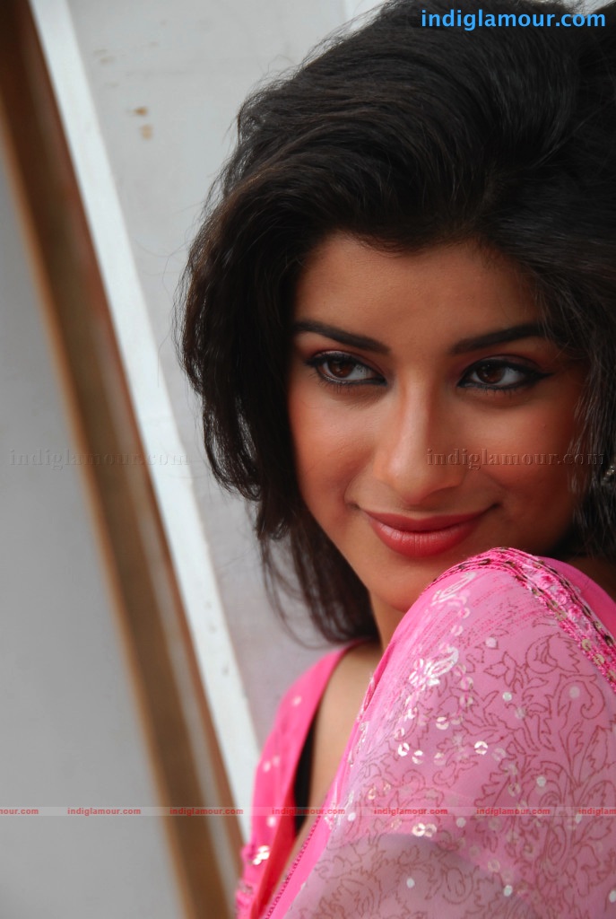 Madhurima in Pink Actress hd photo