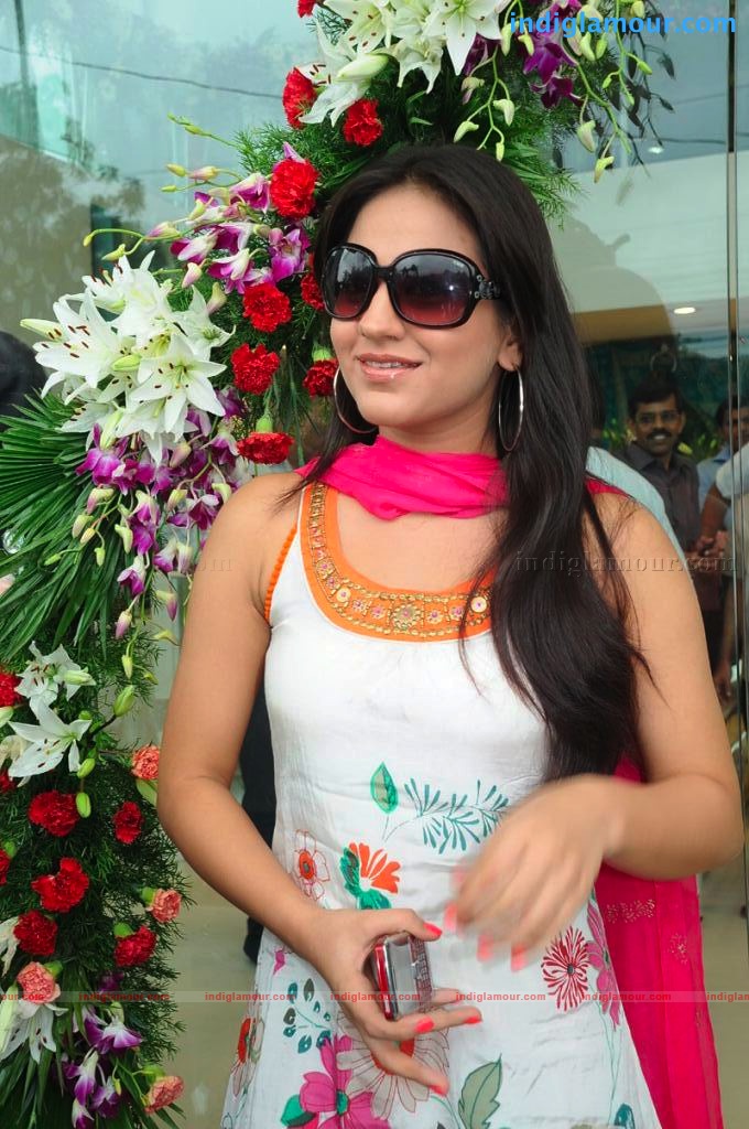 Aksha Actress hd photo