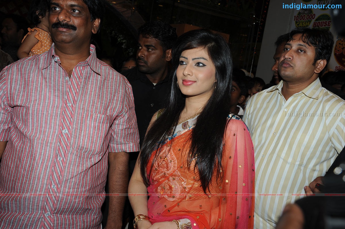 Nikesha Patel Actress hd photo
