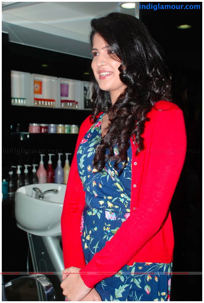 Deeksha Seth Actress hd photo