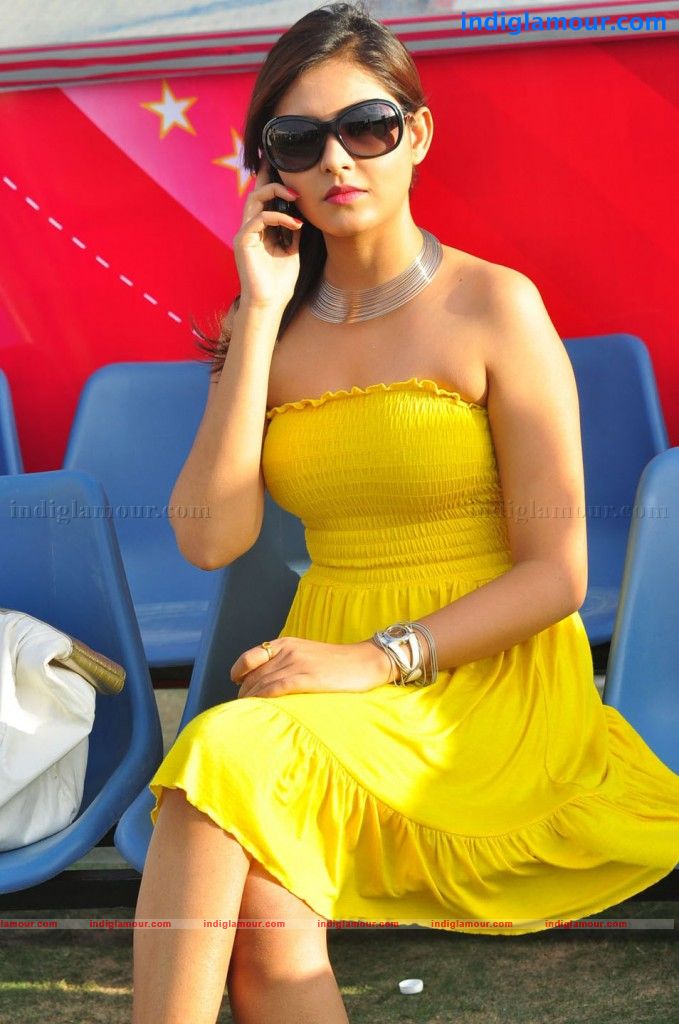 Madhu Shalini Actress hd photo