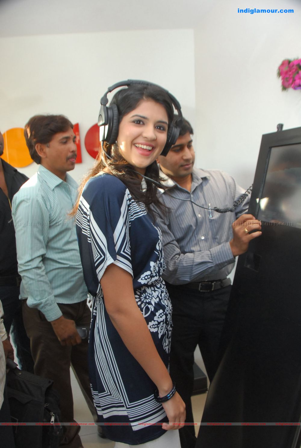 Deeksha Seth Actress hd photo