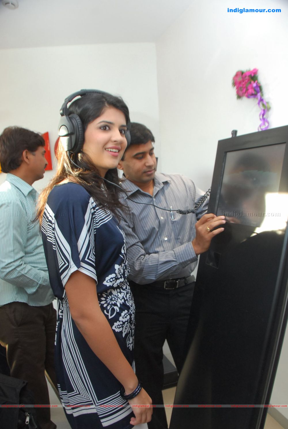 Deeksha Seth Actress hd photo