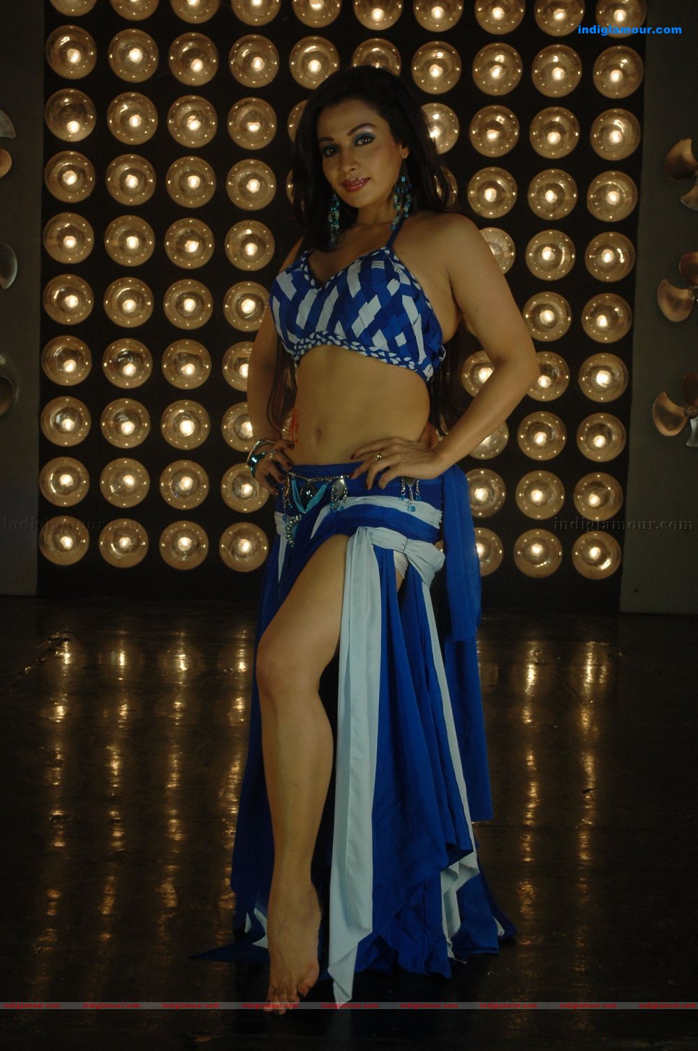 Asha Saini Actress hd photo