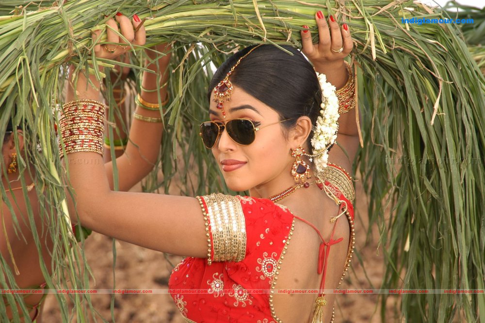 Poorna Actress hd photo