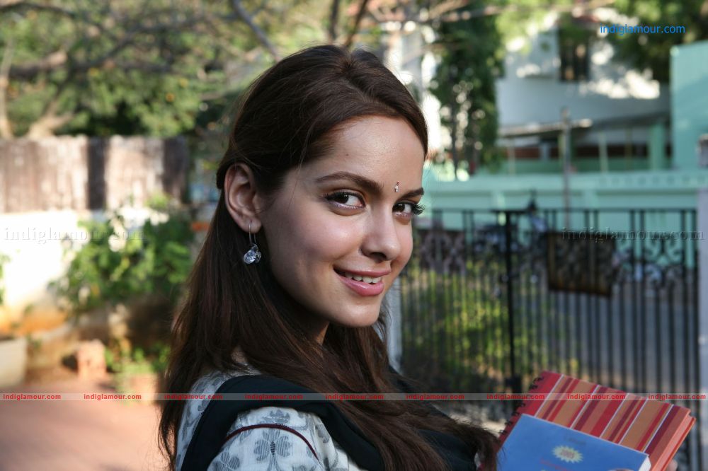 Shazahn Padamsee Actress hd photo