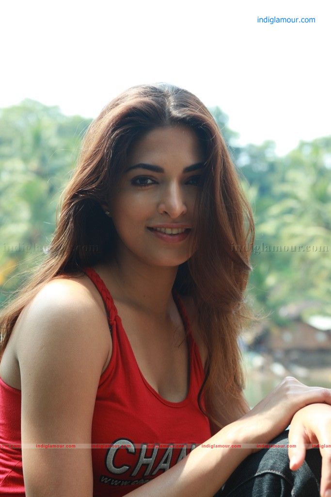 Parvathy Omanakuttan Actress hd photo