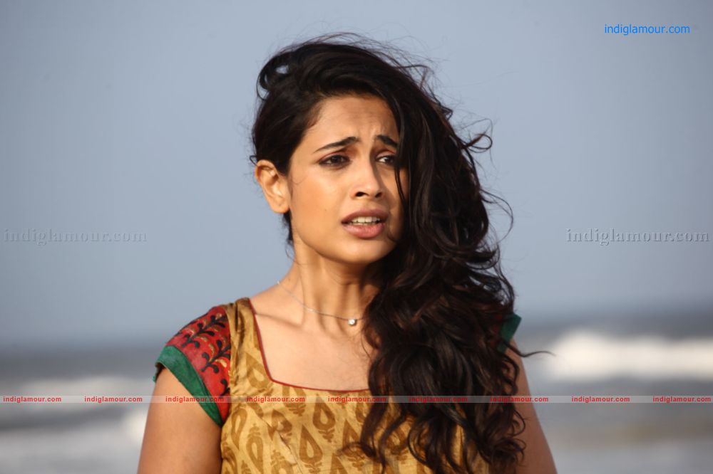 Sarah Jane Dias Actress hd photo
