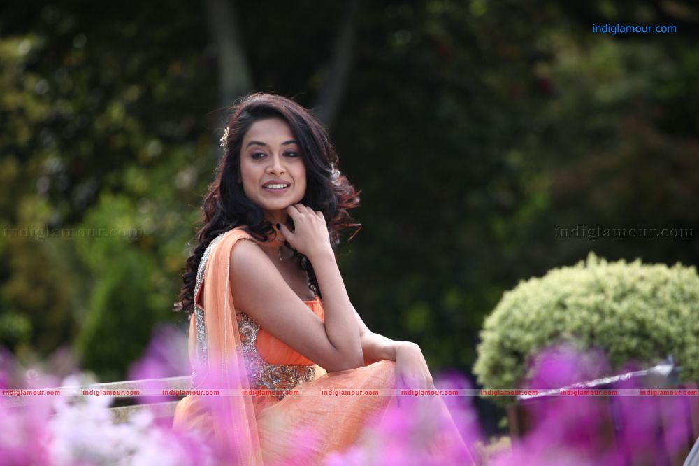 Sarah Jane Dias Actress hd photo