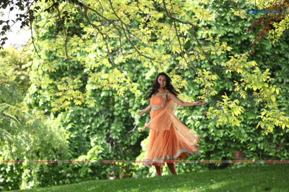 Sarah Jane Dias Actress hd photo