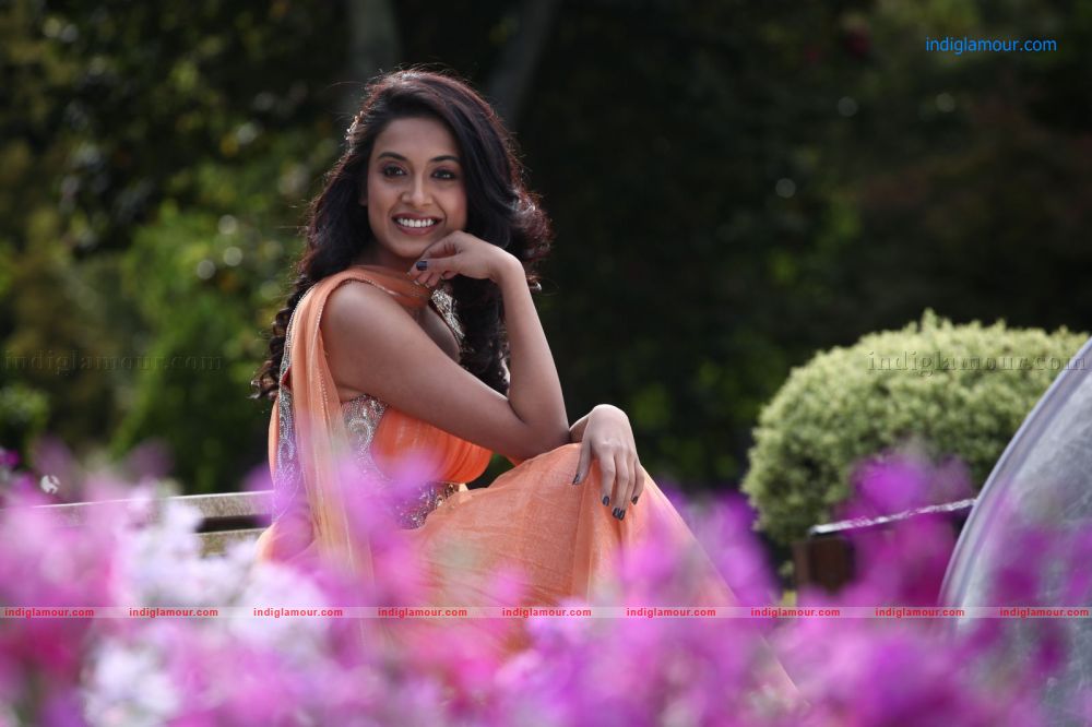 Sarah Jane Dias Actress hd photo