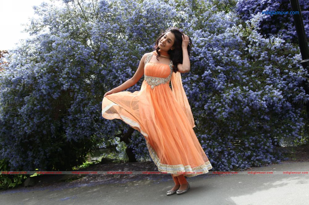 Sarah Jane Dias Actress hd photo