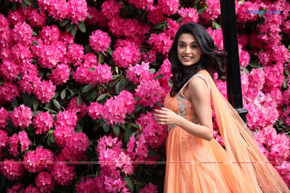 Sarah Jane Dias Actress hd photo