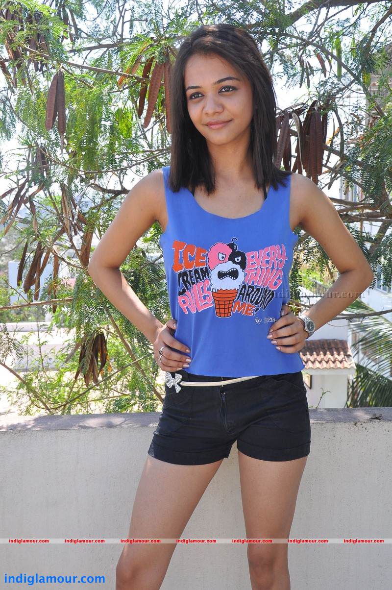 Henna Chopra Actress hd photo