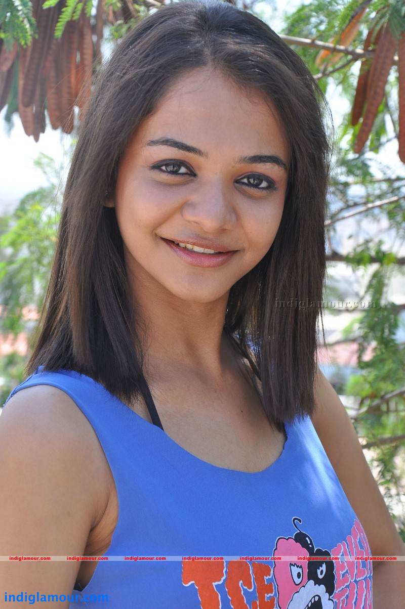 Henna Chopra Actress hd photo