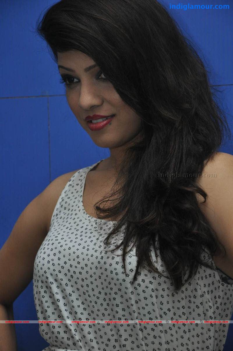 Parnidihi Actress hd photo